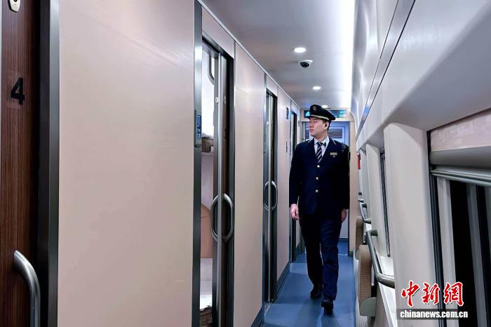 （新春走基层）沪港间疾驰的“移动酒店”，让春运旅途更从容
