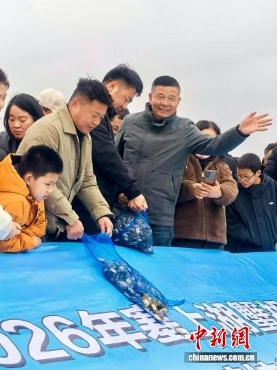 春日贺兰湖畔，民众踊跃参与蟹苗投放，体验“水上春耕”的独特乐趣。