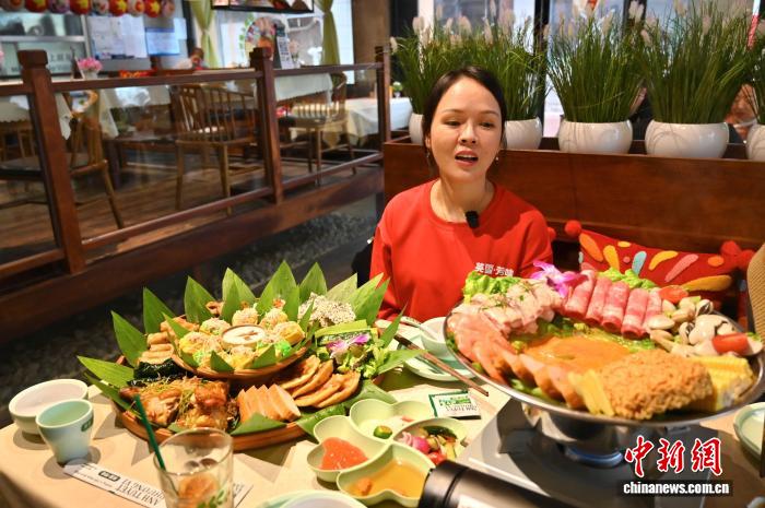 越南女子在广西追梦，以京族美食连接中越邻里情谊。
