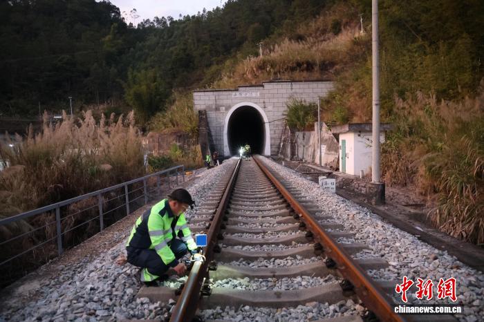 新春走访基层，地偏心不“偏”，旺科工区的春运快乐坚守。