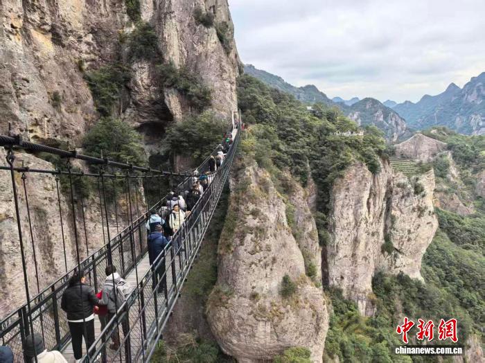 传统山水景区面临审美疲劳，如何吸引新一代关注？雁荡山通过创新路径，如开发新景点、举办文化活动、推广数字化体验等，成功吸引了“年轻人脚步”，焕发新活力。