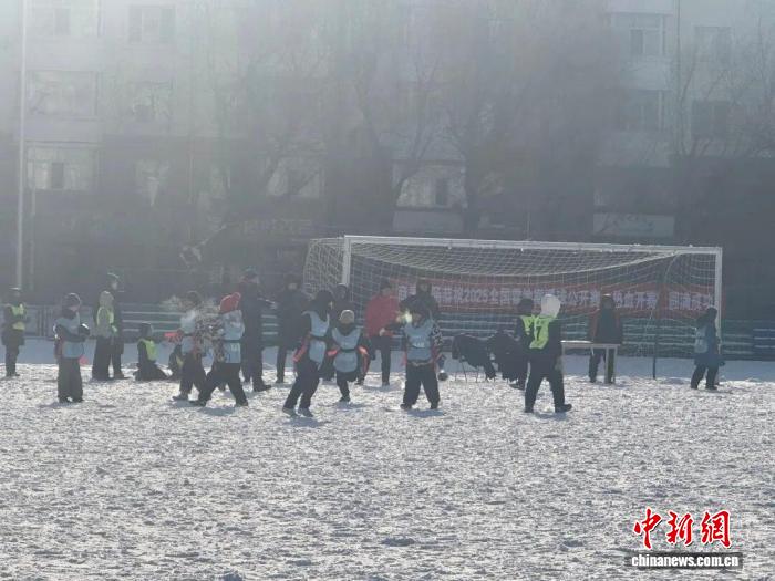 全国雪地橄榄球公开赛在冰城激情开赛，800余名运动员激烈角逐。