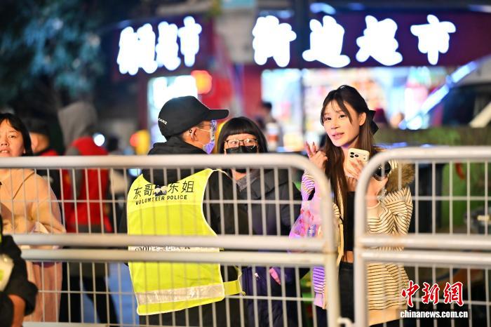 《跨越新年：走进杭州志愿者寒冬里的温暖》