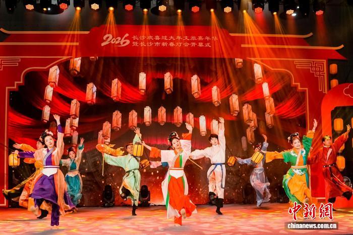 2026年长沙市新春灯会将点燃古镇靖港，千盏花灯绽放璀璨夜景。