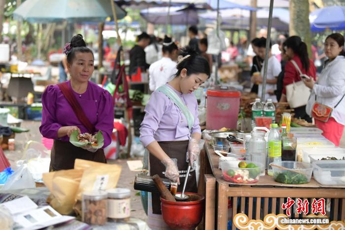 曼龙勒古寨春意浓，人勤物丰展新颜。