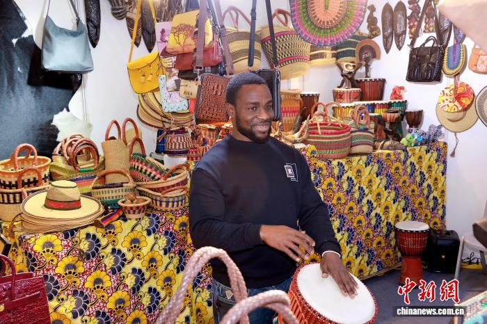 （新春见闻）探访四川年货节：世界风情汇入中国年味