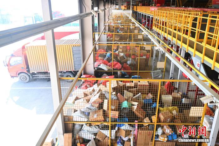 （新春走基层）甘肃情暖“奔跑者” 让春节回归团圆味