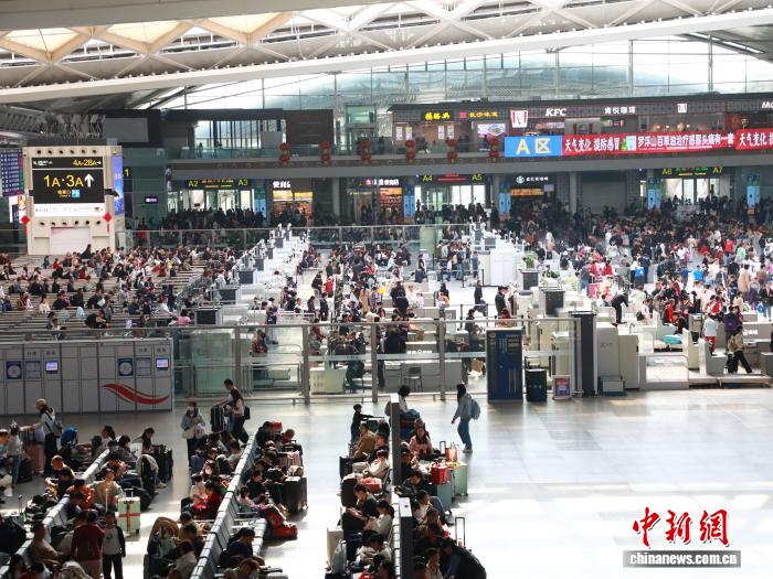 春运首个周末迎来客流高峰，国铁广州局管内旅客发送量大幅增长。